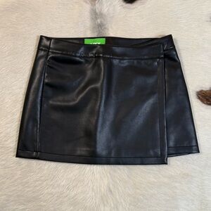 Black Faux Leather Mini Skirt Size Small Y2K Minimalist Model Off Duty